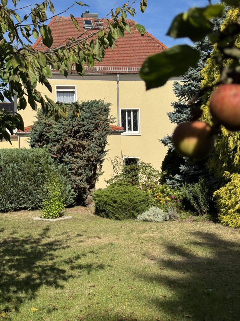 Ansicht vom Garten aus des Einfamilienhauses